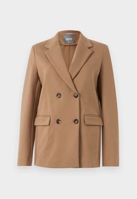 Hnědý dvouřadý blazer z hladké látky s klopami, dvěma předními kapsami a kulatými knoflíky s jemným vzorem.