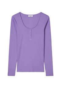 Långärmad topp med rundad halsringning i pastell-lila, tillverkad av mjukt material. Har fem knappar längs den främre knappslån. Slät textur.