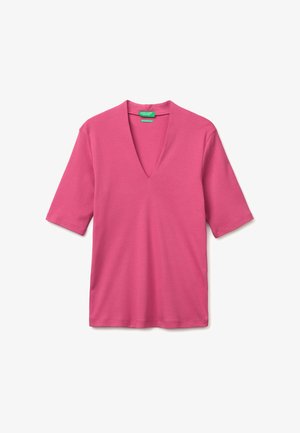 Rosa Kurzarm-Top mit tiefem V-Ausschnitt, aus weichem, leichtem Stoff, flach auf weißem Hintergrund präsentiert.