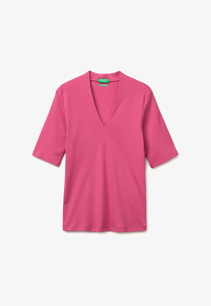 Rosa Kurzarm-Top mit tiefem V-Ausschnitt, aus weichem, leichtem Stoff, flach auf weißem Hintergrund präsentiert.