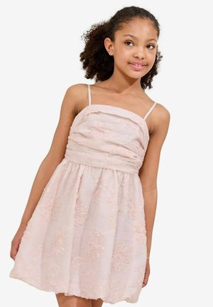 Rosa Blumenkleid mit Spaghettiträgern, gerafftem Oberteil und einem ausgestellten Rock. Hergestellt aus strukturiertem Stoff mit gestickten Blumendetails.
