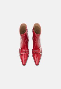 Steve Madden EXTENDO - Classic ankle boots - red