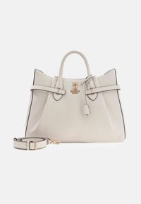 Beżowa torba typu tote z złotymi okuciami, dwoma uchwytami u góry, odpinanym paskiem na ramię oraz czarnym obszyciem. Gładka faktura, nowoczesny design.