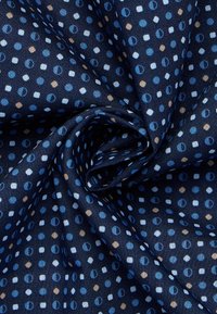 Tessuto blu navy con un motivo di punti e quadrati di varie tonalità di blu e crema, con una trama liscia e leggermente testurizzata.