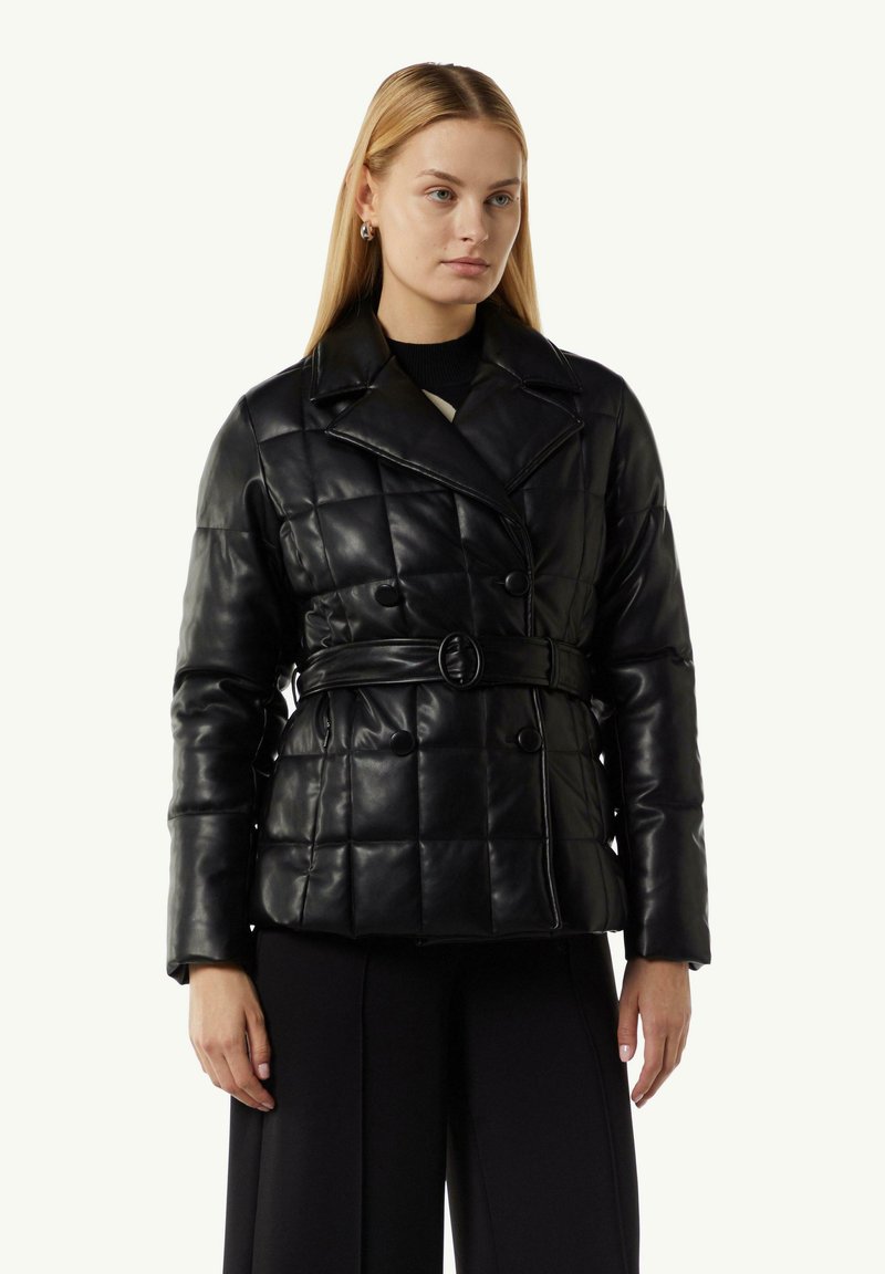 Schwarze, gesteppte Lederjacke mit tailliertem Gürtel, großen Revers und doppelt knöpfbarem Verschluss. Hat eine glatte Textur und ein voluminöses Design.
