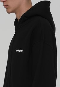 LOW LIGHTS STUDIOS® Sudadera con cremallera - black