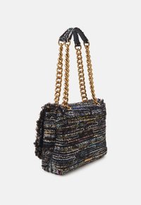 Tkaná kabelka v tmavých odstínech s vícebarevnými nitěmi, vybavená zlatým řetízkovým popruhem, texturovaným povrchem a obdélníkovým tvarem.