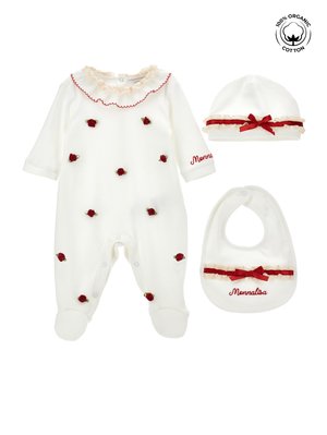 Ensemble pour bébé en coton biologique blanc avec des embellissements de rose rouge, un col volanté, un chapeau assorti avec un ruban rouge, et un bavoir avec du texte brodé.