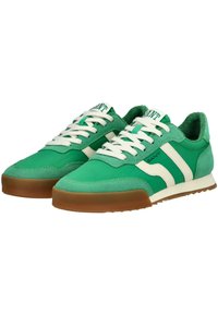Sneakers verdi realizzati in tessuto e suede, con strisce bianche, design con lacci e suola in gomma marrone.