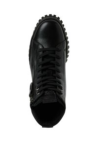 Crne kožne gležnjače s teksturiranom površinom, okruglim prstom, vezanjem sprijeda i detaljima bočnog patentnog zatvarača. Gumeni potplat s izraženim uzorkom.