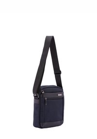 Borsa a spalla blu navy con finitura texturizzata, tracolla nera regolabile, tasca frontale con zip e pannello inferiore liscio di colore nero. Design compatto.