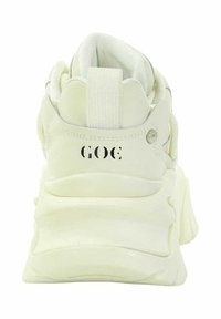 Białe sneakersy z grubą podeszwą, teksturowanym cholewką, wyściełanymi detalami i wyraźnym logo na pięcie. Posiadają fabriczny zaczep.