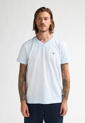 Lichtblauw T-shirt met korte mouwen en een V-hals, gemaakt van zachte stof, met een klein logo op de linkerborst en een ontspannen pasvorm.