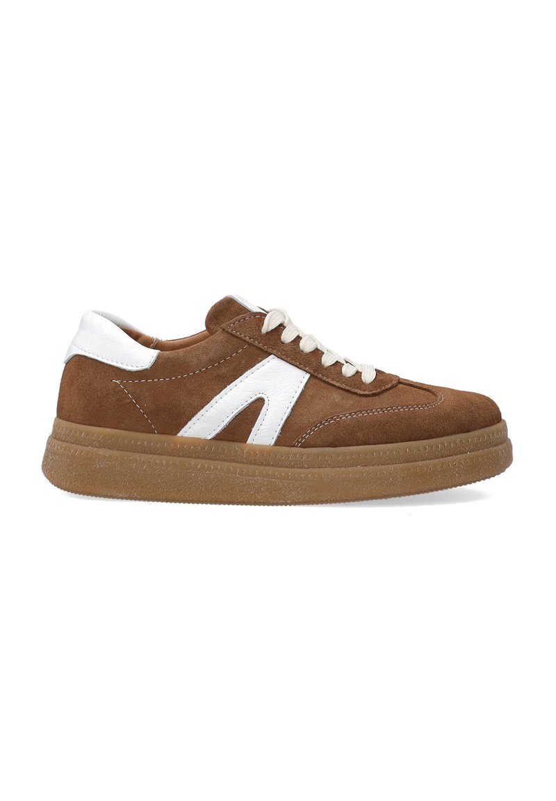 Braune Wildledersneaker mit weißen Lederakzenten, runder Zehenpartie, cremefarbenen Schnürsenkeln und einer strukturierten Gummisohle. Seitliches Ausschnitt-Designdetail.