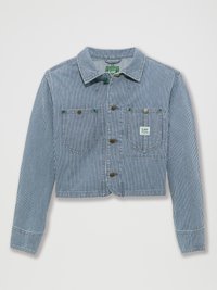 Giacca di jeans tagliata con righe verticali blu e bianche, due tasche sul petto, dettagli verdi e chiusura con bottoni.