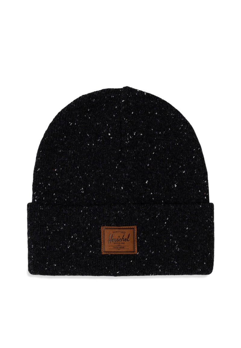 Gorro de punto negro con un dobladillo plegable, con acentos blancos moteados. Incluye un parche de cuero marrón rectangular con logo.