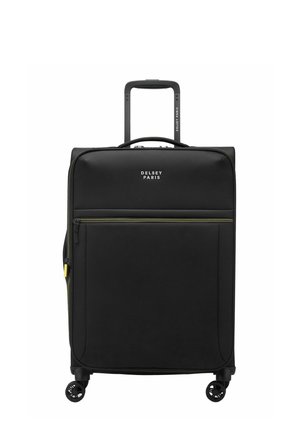 Valise noire au design rigide, avec une poignée rétractable, quatre roues, une poche zippée à l'avant et des accents jaunes.