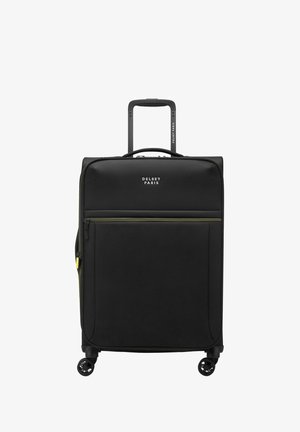 Valise noire au design rigide, avec une poignée rétractable, quatre roues, une poche zippée à l'avant et des accents jaunes.