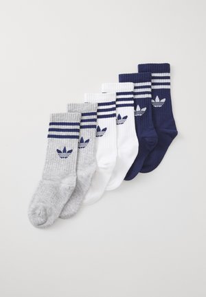 Six paires de chaussettes de longueur écurie en gris, blanc et marin, chacune comportant deux rayures et un logo trèfle près du haut.