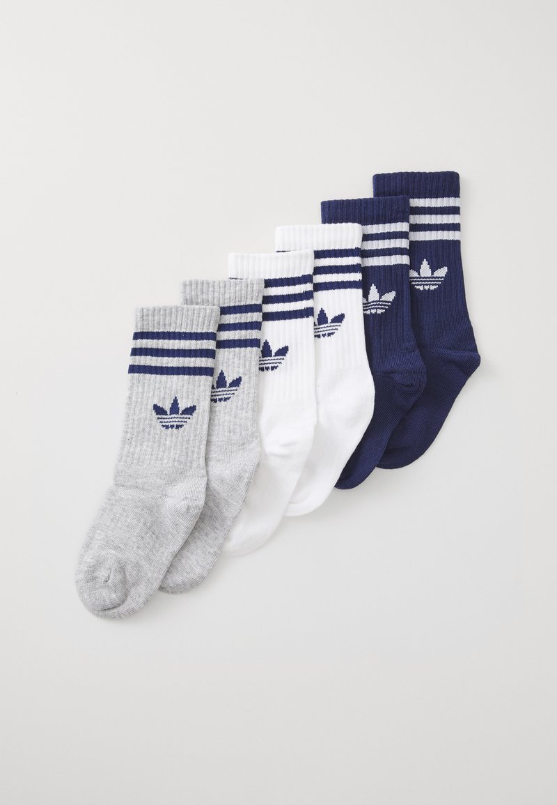 Six paires de chaussettes de longueur écurie en gris, blanc et marin, chacune comportant deux rayures et un logo trèfle près du haut.