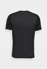 Camiseta deportiva negra de manga corta, hecha de tejido de malla transpirable. Presenta un cuello redondo y una textura lisa y uniforme.