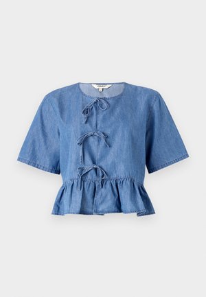 Blouse en denim bleu à manches courtes, col rond, avec des liens à l'avant et un bas en peplum. Texture lisse avec un design décontracté.
