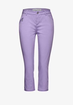 Liliowe spodnie dresowe o dopasowanym kroju, z guzikowym zapięciem w talii, kieszenią na zamek i gładką teksturą. Krótka długość z prostymi nogawkami.