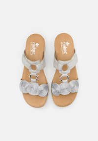 Lichtgrijze slippers met een gestructureerd zilveren touwdetail over de voorkant, voorzien van een cirkelvormig uitsnijdontwerp en een gevoerde inlegzool.