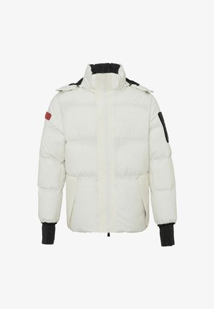 Witte pufferjas met een hoge kraag, contrasterende zwarte manchetten, twee zijzakken en een rood accent op de linker schouder. Gladde textuur.