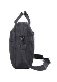 Zwarte stoffen schoudertas met een ritsluiting, verstelbare schouderband, voorvak en een handvat bovenop, gemaakt van duurzaam materiaal en met een gestroomlijnde vorm.