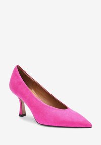 Chaussure à talon aiguille en suède rose vif, avec un bout pointu, un talon étroit et courbé, et une doublure intérieure beige.