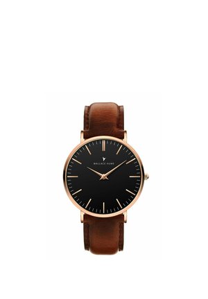 Montre-bracelet en cuir marron avec cadran rond noir, index dorés et deux aiguilles dorées indiquant 10h09.