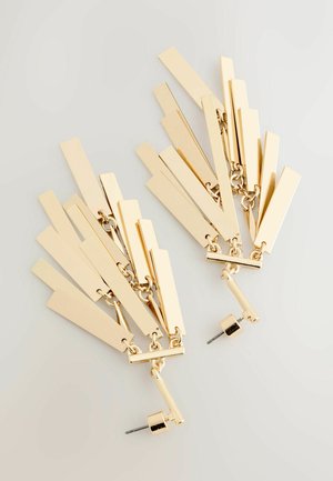 Goldene Ohrringe mit verlängerten, flachen rechteckigen Formen, die in einem fächerartigen Design angeordnet sind, befestigt mit kleinen runden Stegen.