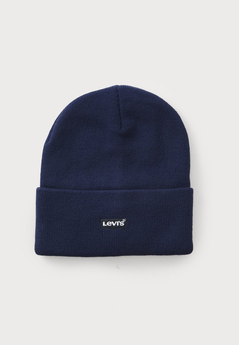 Σκούρο μπλε πλεκτό σκουφάκι με διπλωμένο χείλος και μικρή ορθογώνια ετικέτα λογότυπου Levi's κεντραρισμένη μπροστά.