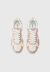 Sneakers in rete bianchi con accenti in suede rosa e dettagli arancioni. Presentano lacci piatti, colletto imbottito e suola texturizzata. Design leggero e traspirante.