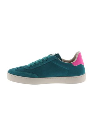 Zapatilla de ante turquesa con suela de goma blanca, con acentos en rosa en el talón y cordones en la parte frontal. Diseño minimalista y líneas limpias.