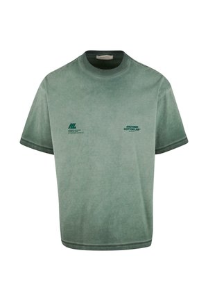 Tricou verde din bumbac cu o croială lejeră. Mâneci scurte, guler rotund și sigle imprimate în verde închis pe față. Material moale, texturat.