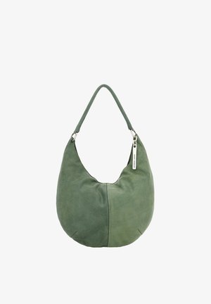 Borsa hobo in suede verde con una singola tracolla, superficie testurizzata, forma curva e dettagli in metallo argento.