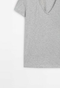 T-shirt grigia a scollo a V realizzata in morbido cotone. Maniche corte e vestibilità comoda con una trama liscia. Design semplice e senza fronzoli.