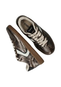 Metallische bruine sneakers met witte accenten, textielen voering en rubberen buitenzool. Bevat ronde veters en een retro ontwerp. Merklabel aan de binnenkant.
