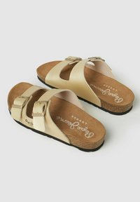 Sandalias beige con punta abierta, doble tira ajustable, plantilla de corcho y suela de goma negra, con la marca "Pepe Jeans London" en la plantilla.