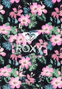 Kankaan kukkakuosi, jossa on vaaleanpunaisia ja sinisiä kukkia mustalla taustalla. Valkoinen suorakulmainen etiketti, jossa lukee "ROXY" ja sydämen logo.