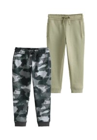 Două perechi de pantaloni sport: una cu un model de camuflaj negru, gri și alb, cealaltă de culoare solidă verde măslin, ambele cu talie elastică.