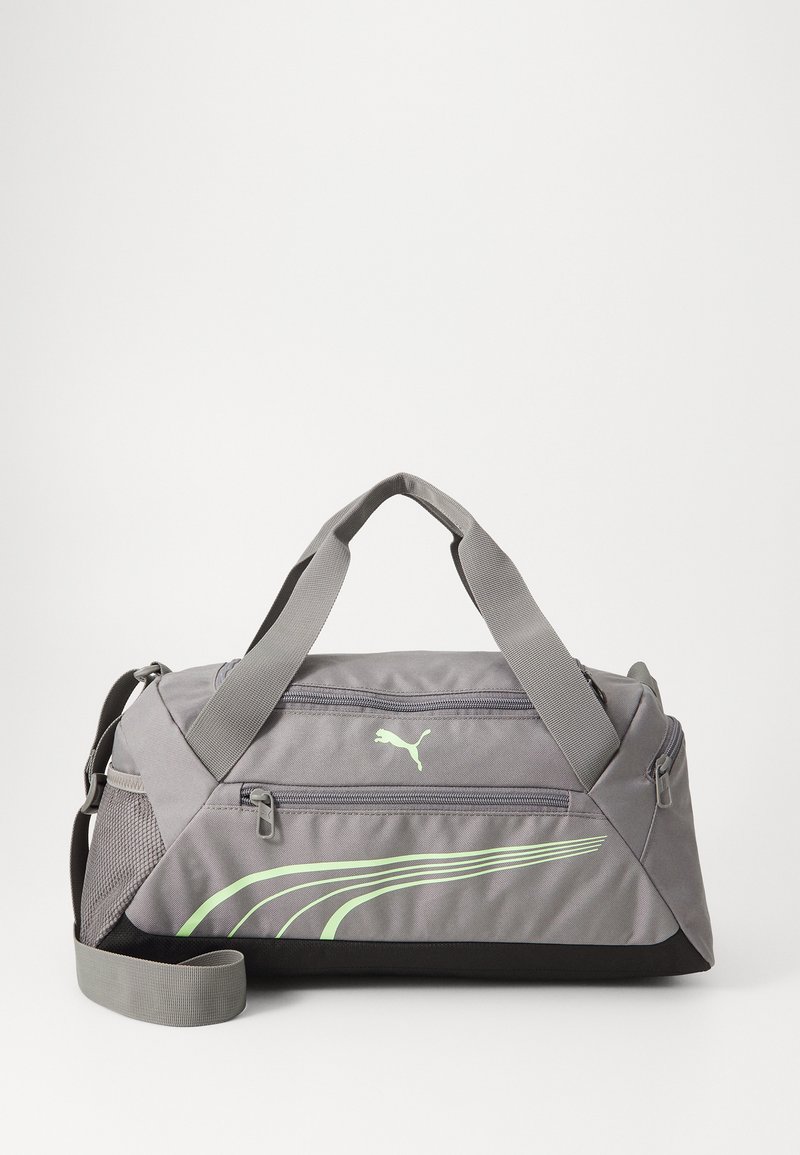 Borsa duffel grigia con base nera a contrasto, dotata di tasca frontale con zip, manici doppi e design a strisce verdi.