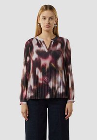 Mehrfarbige plissierte Bluse mit einem V-Ausschnitt, verziert mit einem floralen Muster in burgunder, rosa und schwarz. Lange Ärmel mit Manschetten.
