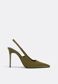 Escarpin slingback vert olive à bout pointu, talon haut fin stilettos et finition lisse sur fond uni.