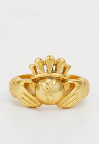 Anillo de oro que presenta dos manos sosteniendo un globo coronado con una corona de cinco puntas, mostrando América del Norte y del Sur.