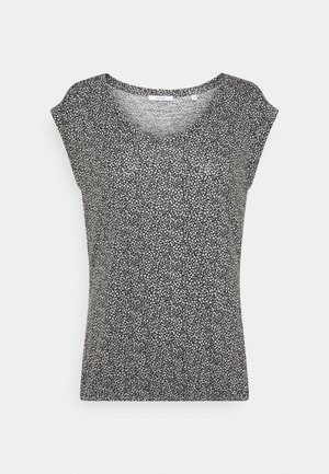 Czarna i biała bluzka z krótkim rękawem, małym kwiatowym wzorem i okrągłym dekoltem, prezentowana na jednolitym jasnym tle.