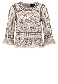 Haut beige brodé avec motifs floraux, encolure arrondie, manches trois-quarts avec ourlet à volants, détails complexes en perles.