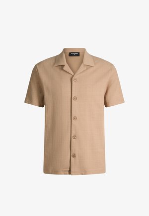 Beige overhemd met korte mouwen, knopen voor en een gespreide kraag, gemaakt van een gestructureerde stof met vijf knopen aan de voorkant om te sluiten.